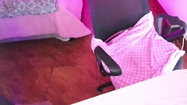 Emilyswan04 online show from 09-30-25, 01:33