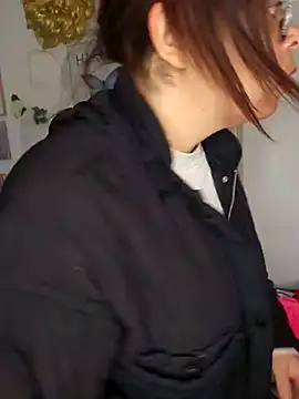 Snapshot of Karamell-Mieze chatting on 10-24-25, 02:16 Karamell-Mieze online show from 10-24-25, 02:16