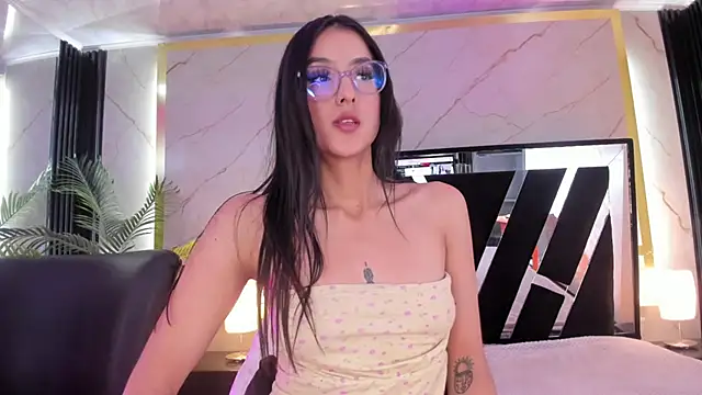 Snapshot of Princess_Violett chatting on 03-22-25, 04:47 Princess Violett online show from 03-22-25, 04:47