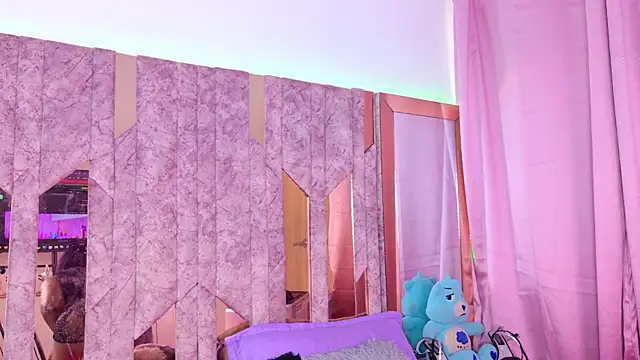 SarahBrunet online show from 10-06-25, 01:34