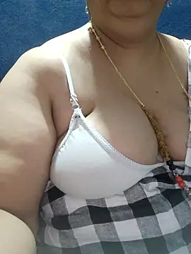 Snapshot of tamilthanushri chatting on 04-18-26, 09:33 tamilthanushri online show from 04-18-26, 09:33
