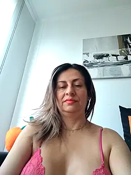 Snapshot of Latiinvenushot chatting on 10-10-25, 02:18 Latiinvenushot online show from 10-10-25, 02:18