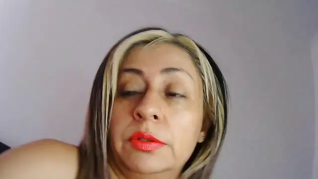 Snapshot of Latiinvenushot chatting on 03-19-25, 03:51 Latiinvenushot online show from 03-19-25, 03:51
