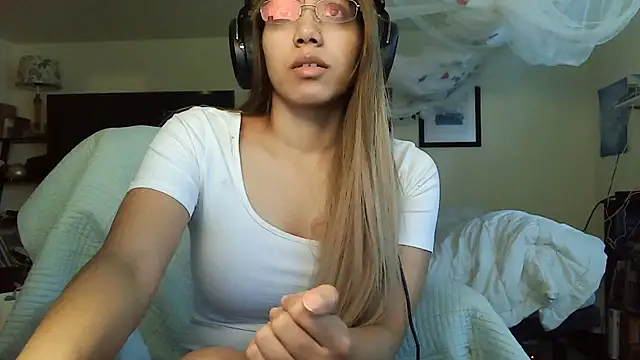 Snapshot of PolinaLoveX chatting on 03-01-25, 04:22 PolinaLoveX online show from 03-01-25, 04:22