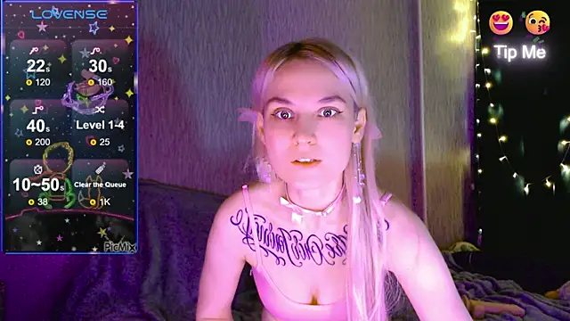 Snapshot of mischellemeow13 chatting on 10-30-25, 05:28 mischellemeow13 online show from 10-30-25, 05:28