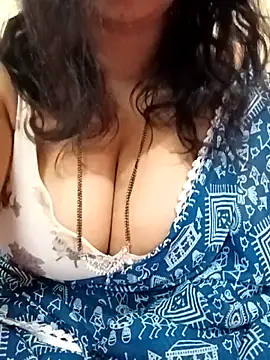 Snapshot of MONA_DARLING31 chatting on 06-18-26, 04:22 MONA DARLING31 online show from 06-18-26, 04:22