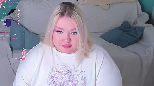 Snapshot of LilyBelll chatting on 02-05-25, 12:06 LilyBelll online show from 02-05-25, 12:06