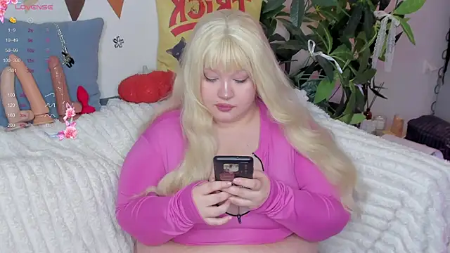 Snapshot of LilyBelll chatting on 10-11-25, 05:36 LilyBelll online show from 10-11-25, 05:36