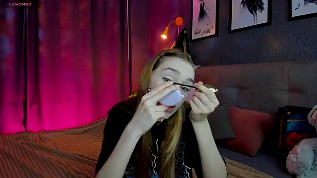 Lesi Moonie01 online show from 10-28-25, 08:35