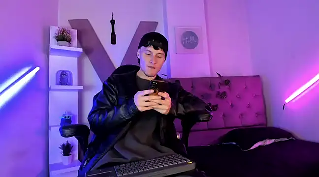 Snapshot of DemianPrince chatting on 12-21-24, 04:30 DemianPrince online show from 12-21-24, 04:30