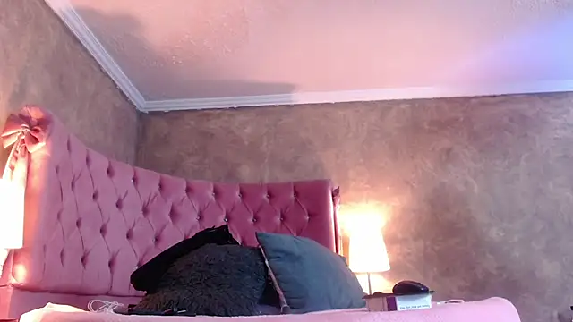 Snapshot of GabyPetit chatting on 02-25-25, 08:00 GabyPetit online show from 02-25-25, 08:00