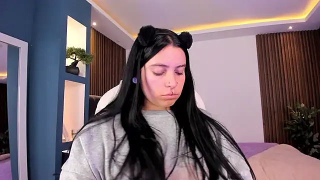 Snapshot of Lucy_Smith2 chatting on 01-21-25, 08:30 Lucy Smith2 online show from 01-21-25, 08:30