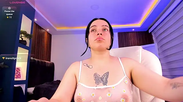 Snapshot of Lucy_Smith2 chatting on 03-07-25, 03:40 Lucy Smith2 online show from 03-07-25, 03:40