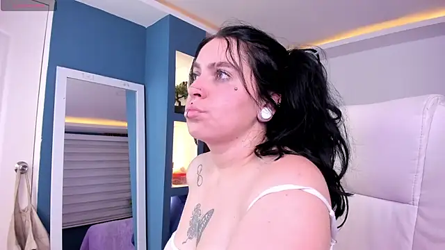 Snapshot of Lucy_Smith2 chatting on 02-07-25, 03:34 Lucy Smith2 online show from 02-07-25, 03:34