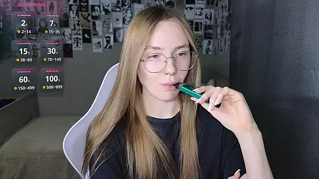 Snapshot of littlevildevil chatting on 02-14-26, 10:59 littlevildevil online show from 02-14-26, 10:59