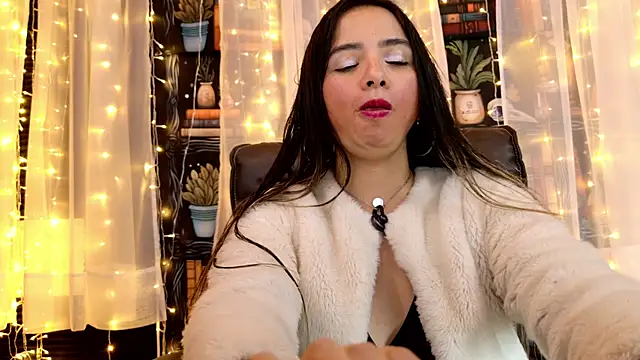 Snapshot of julietta___jackson chatting on 06-14-26, 08:43 julietta jackson online show from 06-14-26, 08:43