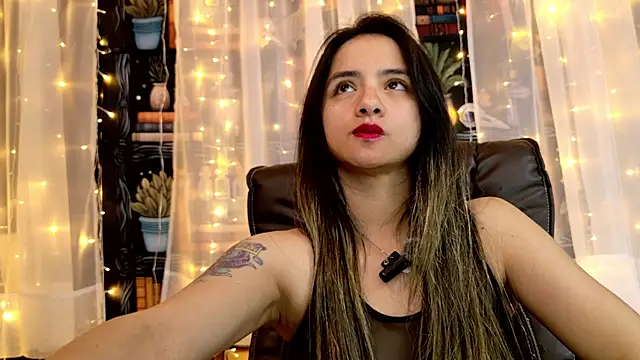 Snapshot of julietta___jackson chatting on 05-08-26, 12:58 julietta jackson online show from 05-08-26, 12:58