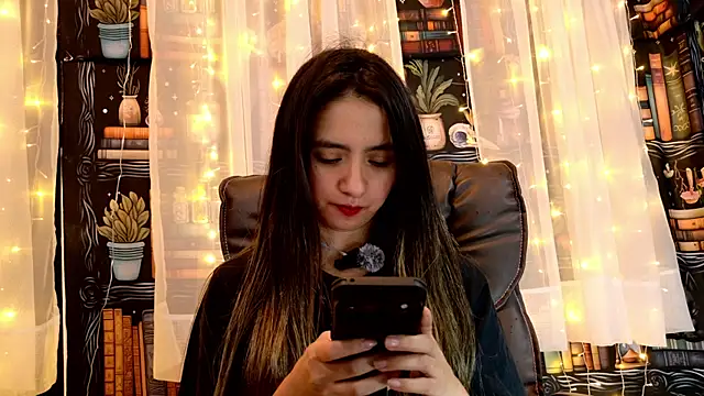 Snapshot of julietta___jackson chatting on 05-27-26, 01:57 julietta jackson online show from 05-27-26, 01:57