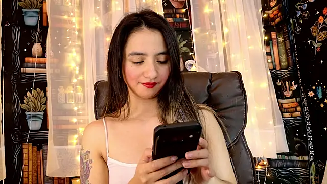 Snapshot of julietta___jackson chatting on 05-27-26, 10:39 julietta jackson online show from 05-27-26, 10:39