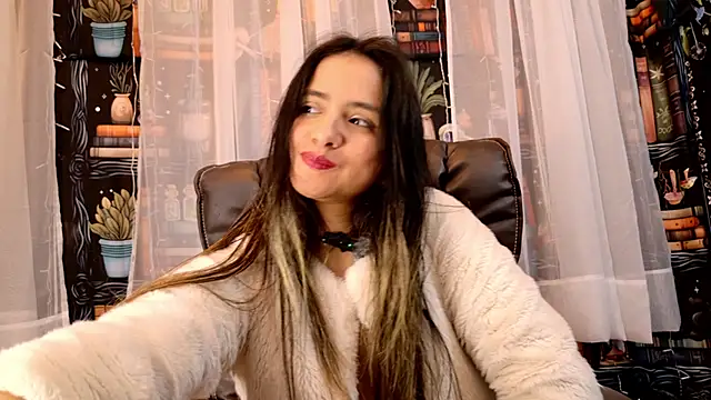 Snapshot of julietta___jackson chatting on 05-13-26, 08:27 julietta jackson online show from 05-13-26, 08:27