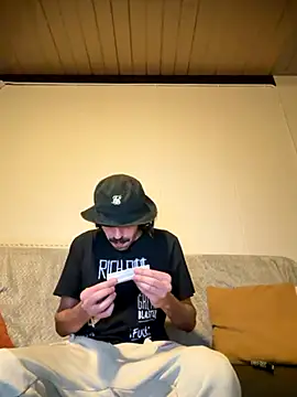 wolfwhite95 online show from 11-07-25, 10:57