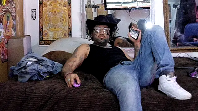 Snapshot of Azazelihornyasf chatting on 04-27-26, 11:36 Azazelihornyasf online show from 04-27-26, 11:36