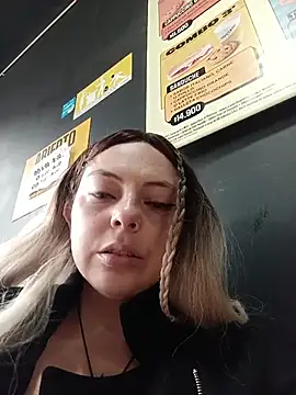 Snapshot of madelaine- chatting on 05-04-26, 06:55 madelaine- online show from 05-04-26, 06:55