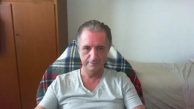 Snapshot of lliuk70mi chatting on 05-12-26, 12:33 lliuk70mi online show from 05-12-26, 12:33