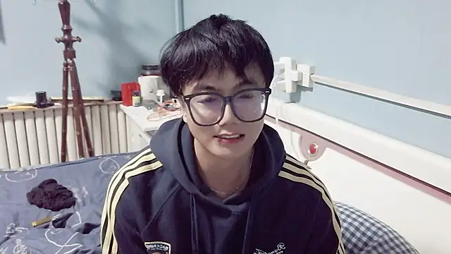 Snapshot of handsome1069 chatting on 10-21-25, 02:49 handsome1069 online show from 10-21-25, 02:49