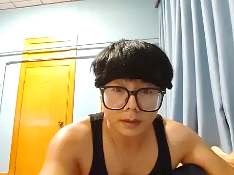 Snapshot of handsome1069 chatting on 10-15-25, 04:15 handsome1069 online show from 10-15-25, 04:15