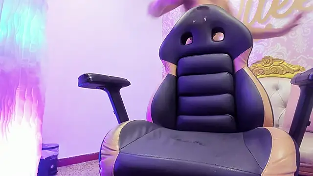 Snapshot of cute_mia23 chatting on 02-15-25, 10:42 cute mia23 online show from 02-15-25, 10:42