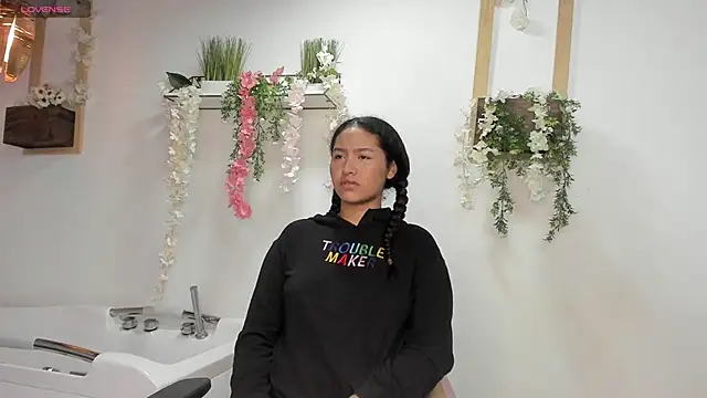 Snapshot of cute_mia23 chatting on 01-06-25, 01:08 cute mia23 online show from 01-06-25, 01:08