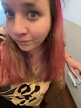 Snapshot of Popinasq chatting on 09-18-25, 06:55 Popinasq online show from 09-18-25, 06:55