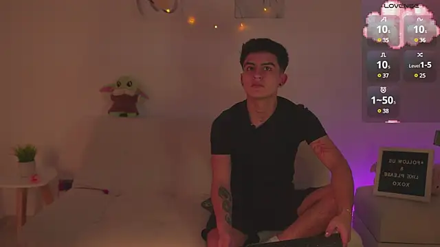 Snapshot of tommy_and_sophie chatting on 03-18-25, 02:51 tommy and sophie online show from 03-18-25, 02:51