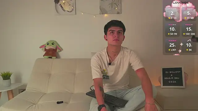 Snapshot of tommy_and_sophie chatting on 03-09-25, 02:18 tommy and sophie online show from 03-09-25, 02:18