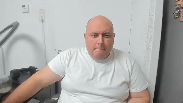 Snapshot of BigromeoXX chatting on 11-18-25, 08:23 BigromeoXX online show from 11-18-25, 08:23