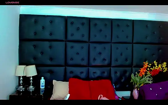 Snapshot of Isalombardi chatting on 04-28-26, 02:27 Isalombardi online show from 04-28-26, 02:27