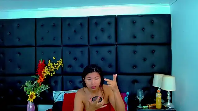 Snapshot of Isalombardi chatting on 05-23-26, 02:43 Isalombardi online show from 05-23-26, 02:43
