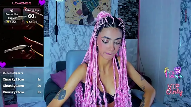 Snapshot of Queen_Cuarxxo chatting on 04-21-26, 02:51 Queen Cuarxxo online show from 04-21-26, 02:51