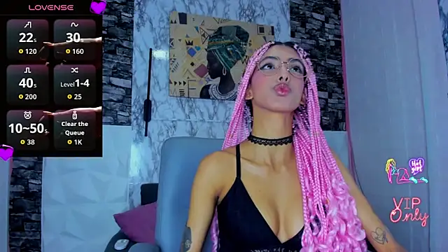 Snapshot of Queen_Cuarxxo chatting on 04-21-26, 11:44 Queen Cuarxxo online show from 04-21-26, 11:44