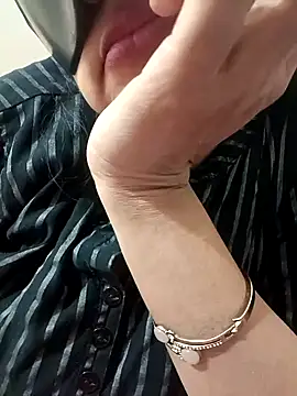 Snapshot of kaamuk_shweta chatting on 12-15-25, 06:47 kaamuk shweta online show from 12-15-25, 06:47