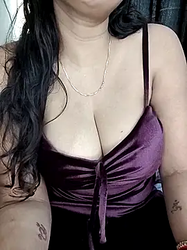Snapshot of kaamuk_shweta chatting on 10-18-25, 08:27 kaamuk shweta online show from 10-18-25, 08:27