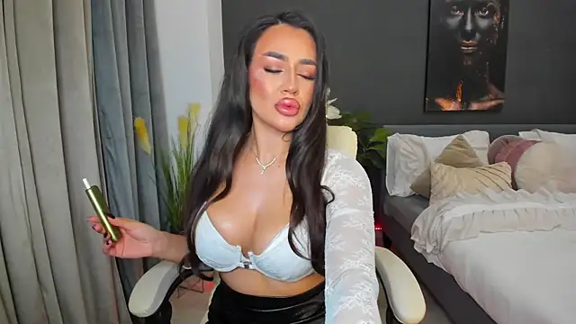 Sonia  Rey online show from 11-26-25, 04:45