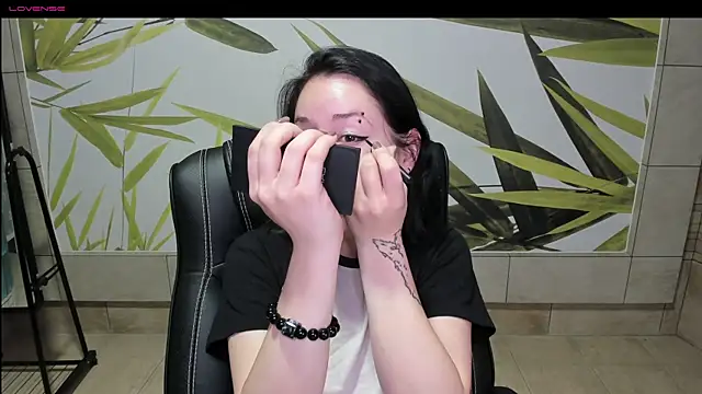 Snapshot of adell_berry chatting on 09-27-25, 02:18 adell berry online show from 09-27-25, 02:18