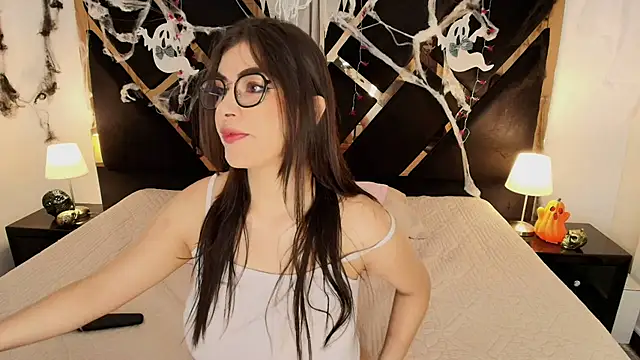 Amelie saenz online show from 11-17-25, 06:23