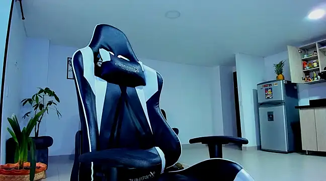 Snapshot of alexander_collin02 chatting on 02-04-25, 12:44 alexander collin02 online show from 02-04-25, 12:44