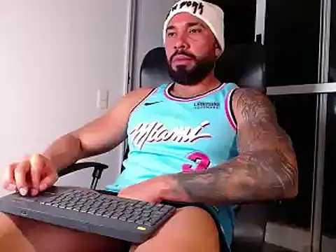 Snapshot of roman_muscle chatting on 02-18-25, 03:42 roman muscle online show from 02-18-25, 03:42