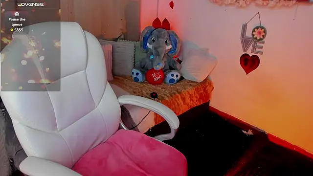 Snapshot of allison-sweet1 chatting on 06-10-26, 06:03 allison-sweet1 online show from 06-10-26, 06:03