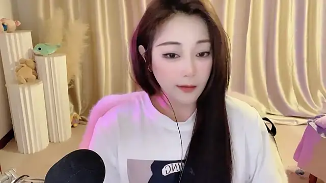 Snapshot of Daisy-77 chatting on 03-05-25, 06:01 Daisy-77 online show from 03-05-25, 06:01