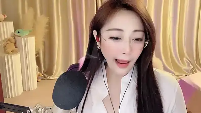 Snapshot of Daisy-77 chatting on 02-23-25, 05:50 Daisy-77 online show from 02-23-25, 05:50